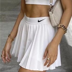 NIKE COURT VICTORY TENNIS PLEATED SKORT  
WHITE PULL ON SKIRT WITH SHORTS SMALL